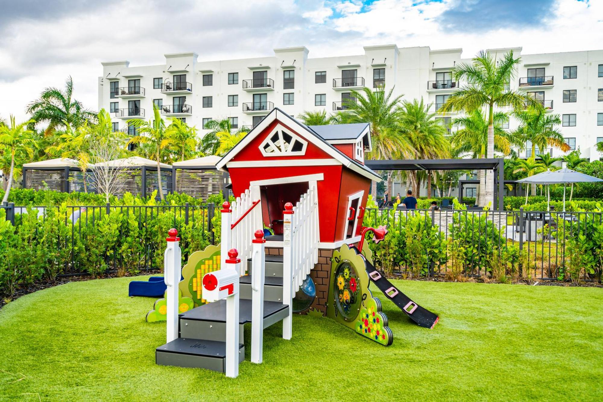 Amazing 2 Bedroom Unit In Doral Miami With Free Parking ハイアリーヤ・ガーデンズ エクステリア 写真