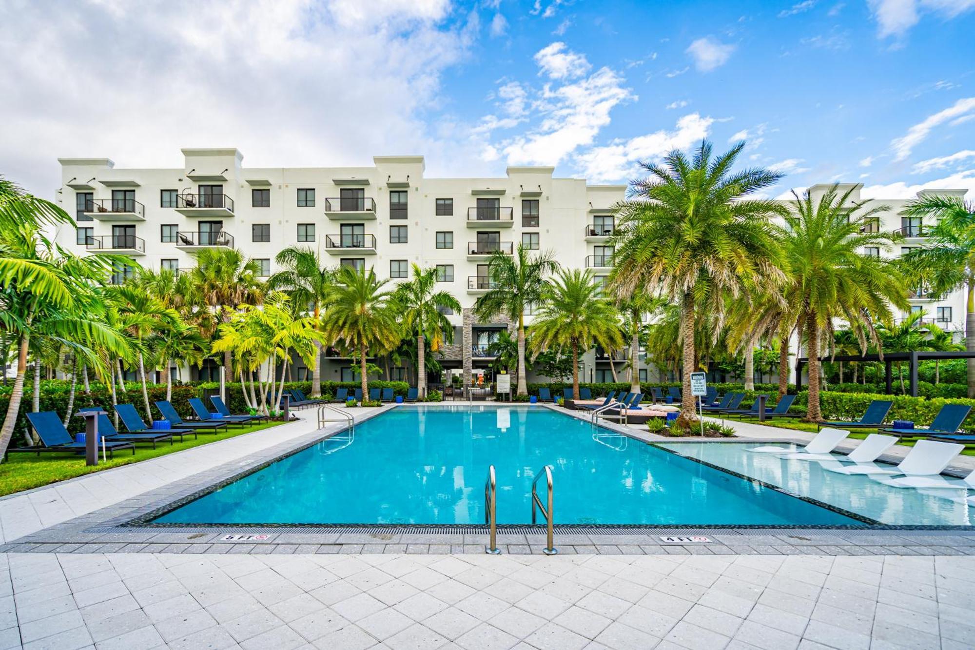 Amazing 2 Bedroom Unit In Doral Miami With Free Parking ハイアリーヤ・ガーデンズ エクステリア 写真