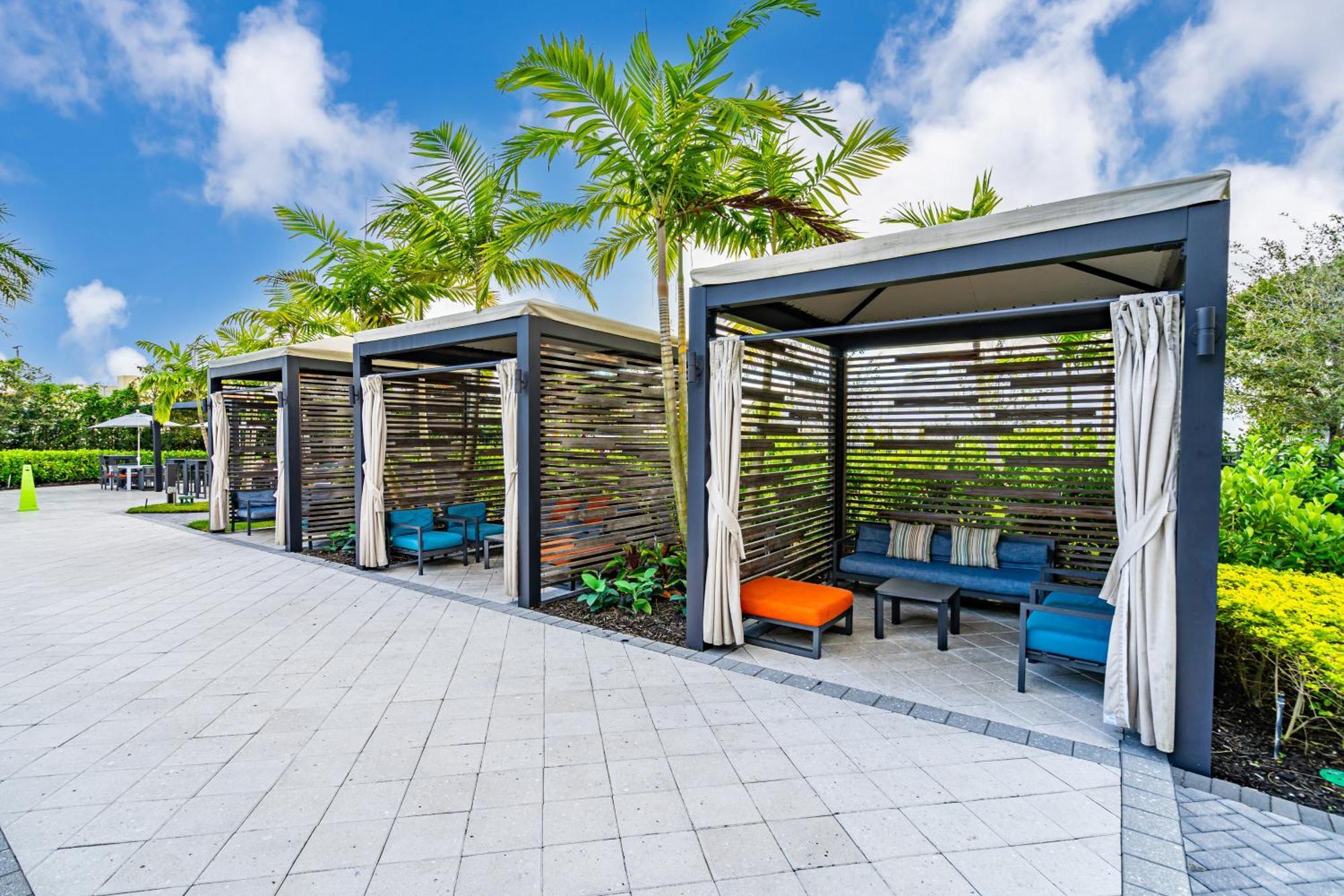Amazing 2 Bedroom Unit In Doral Miami With Free Parking ハイアリーヤ・ガーデンズ エクステリア 写真