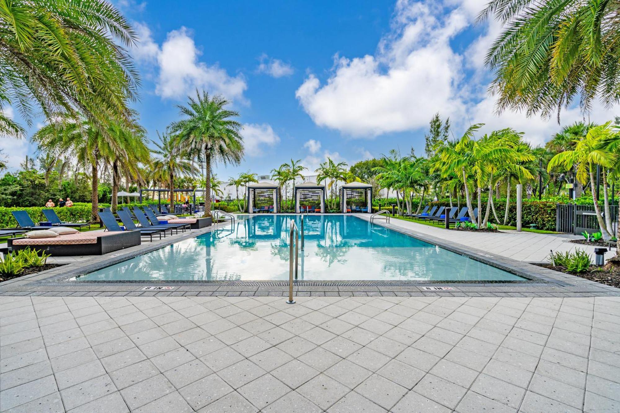 Amazing 2 Bedroom Unit In Doral Miami With Free Parking ハイアリーヤ・ガーデンズ エクステリア 写真