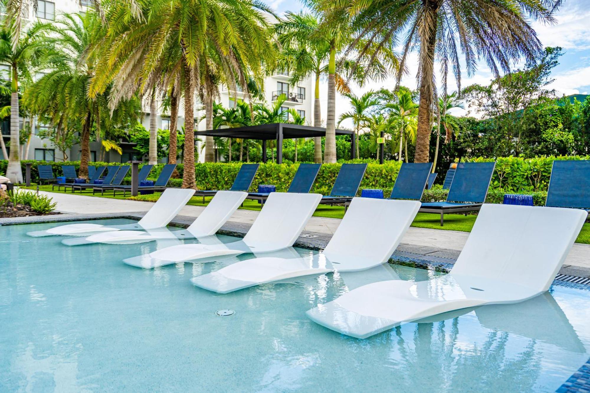 Amazing 2 Bedroom Unit In Doral Miami With Free Parking ハイアリーヤ・ガーデンズ エクステリア 写真