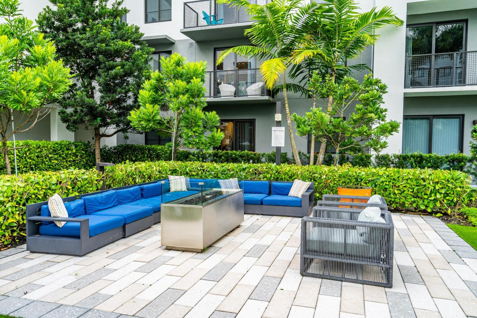 Amazing 2 Bedroom Unit In Doral Miami With Free Parking ハイアリーヤ・ガーデンズ エクステリア 写真