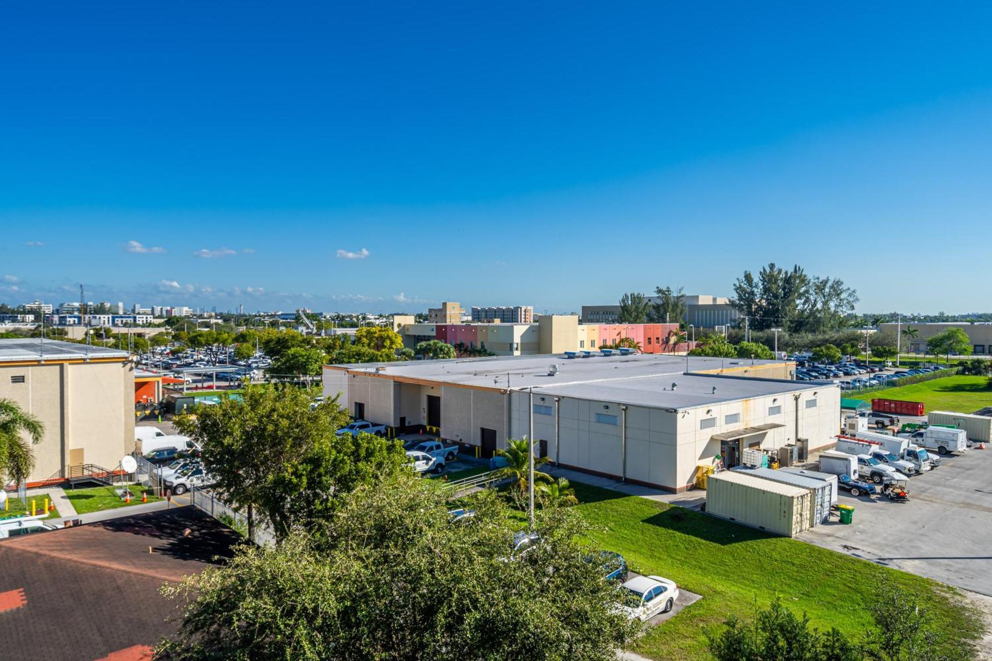 Amazing 2 Bedroom Unit In Doral Miami With Free Parking ハイアリーヤ・ガーデンズ エクステリア 写真