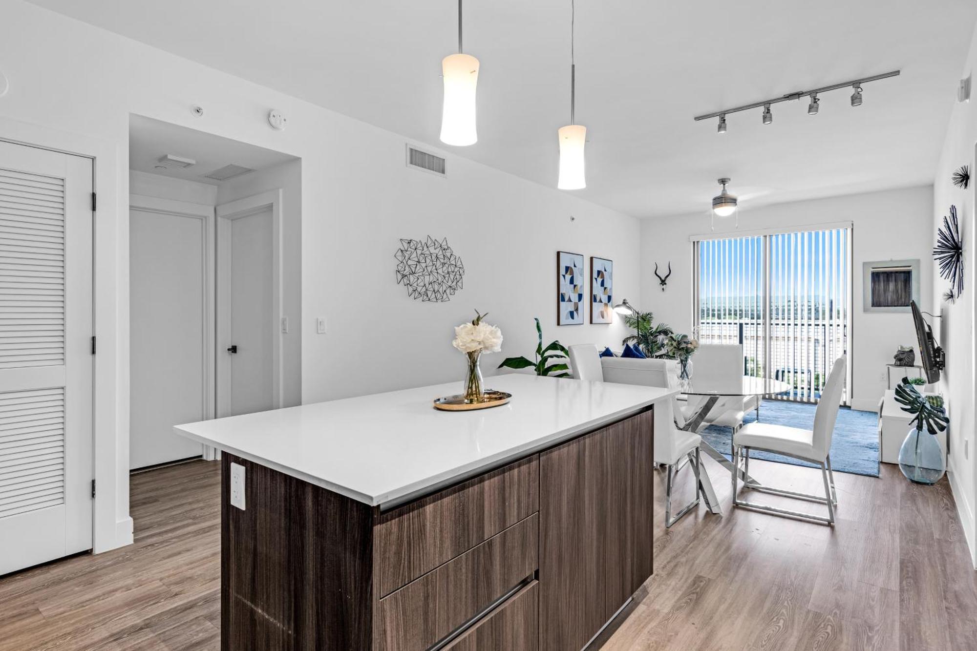 Amazing 2 Bedroom Unit In Doral Miami With Free Parking ハイアリーヤ・ガーデンズ エクステリア 写真