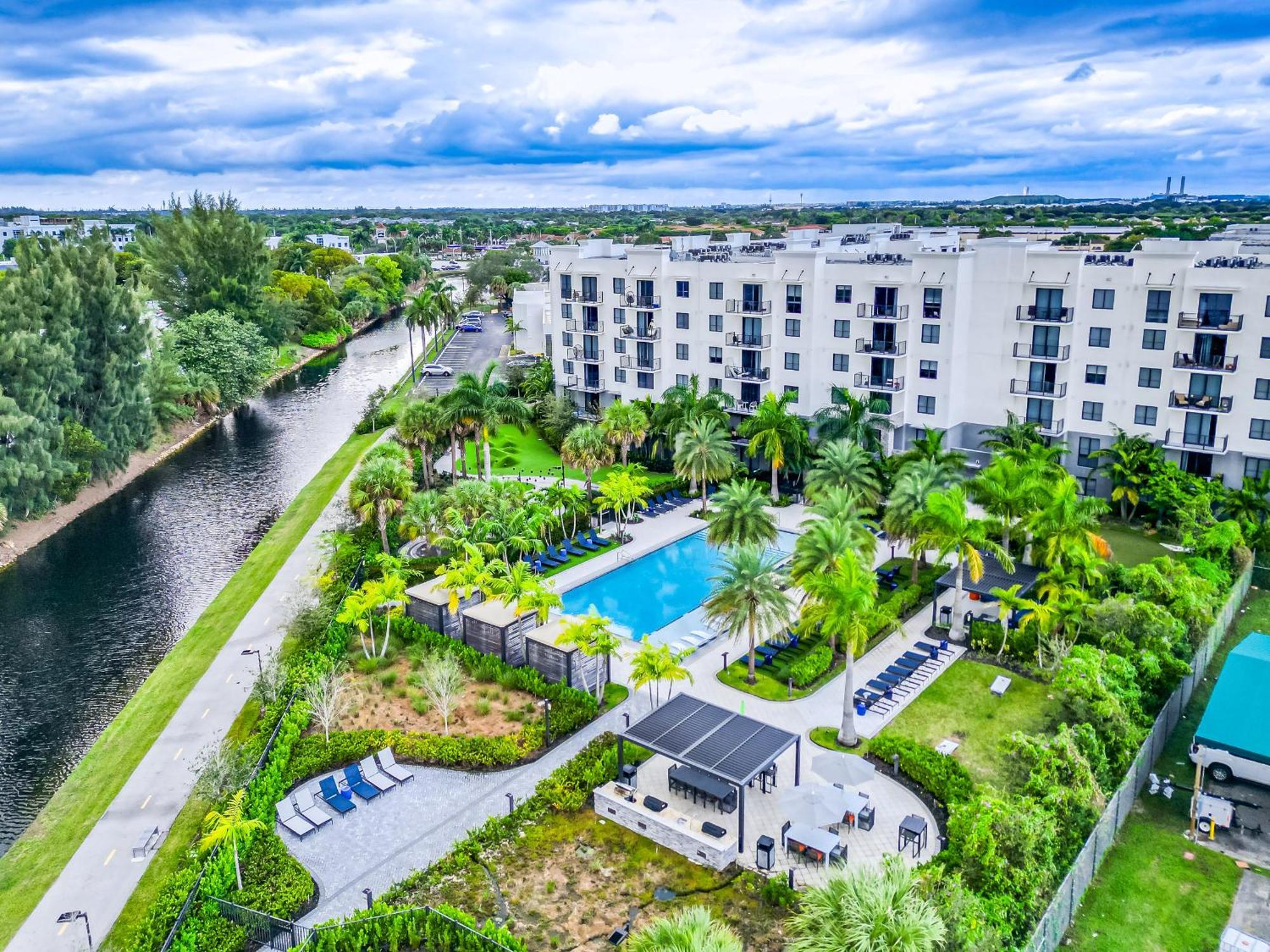 Amazing 2 Bedroom Unit In Doral Miami With Free Parking ハイアリーヤ・ガーデンズ エクステリア 写真