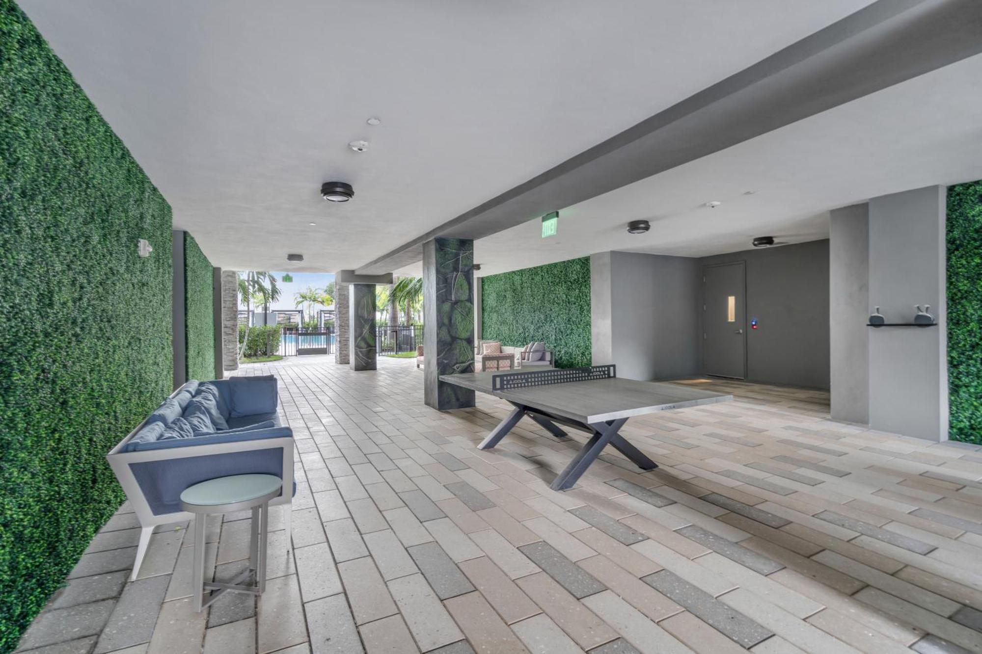 Amazing 2 Bedroom Unit In Doral Miami With Free Parking ハイアリーヤ・ガーデンズ エクステリア 写真